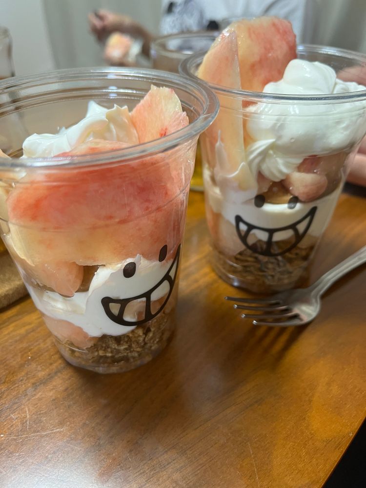 桃パフェ　水切りヨーグルトと生クリームを混ぜてレモン風味にして、チーズケーキ的な味わい
