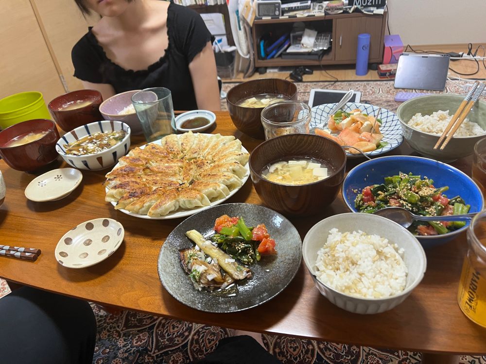 食卓を囲むコミティアのオタクたち