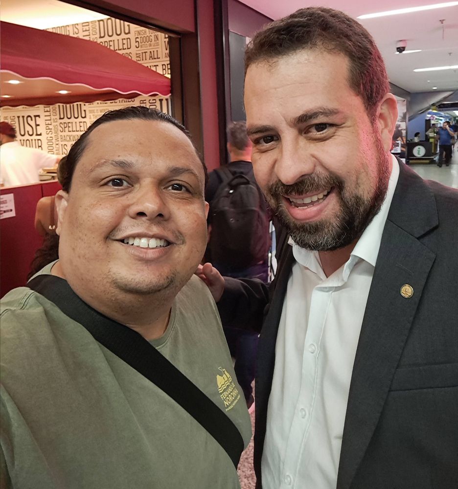 eu e Guilherme Boulos lado a lado e olhando para câmera.
