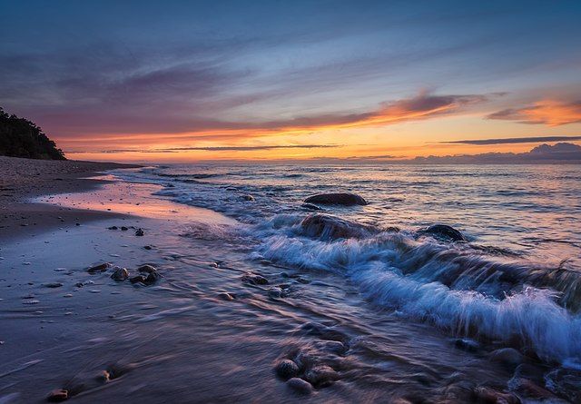 Colour photo of waves on a beach. This image is on Wikimedia Commons, with the following title: "Plaza_Pustkowo_1". If you have taken the time to access this text, may today be nothing but kind to you and yours.