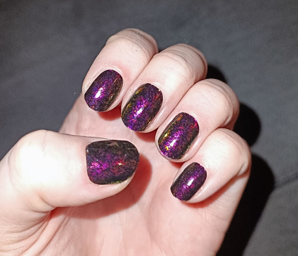 Die gleich Handhaltung wie beim vorherigen Bild, nur jetzt mit Blitz fotografiert. Nun kommt mehr lila in der Marmorierung raus