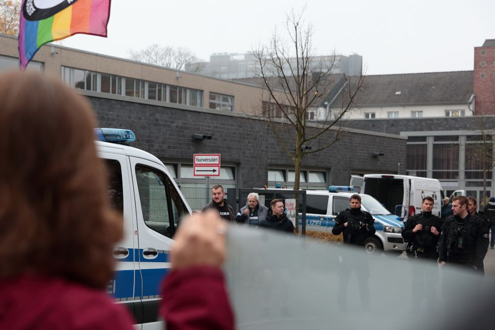 Blick auf den Eingang der Realschule Richtung Polizei