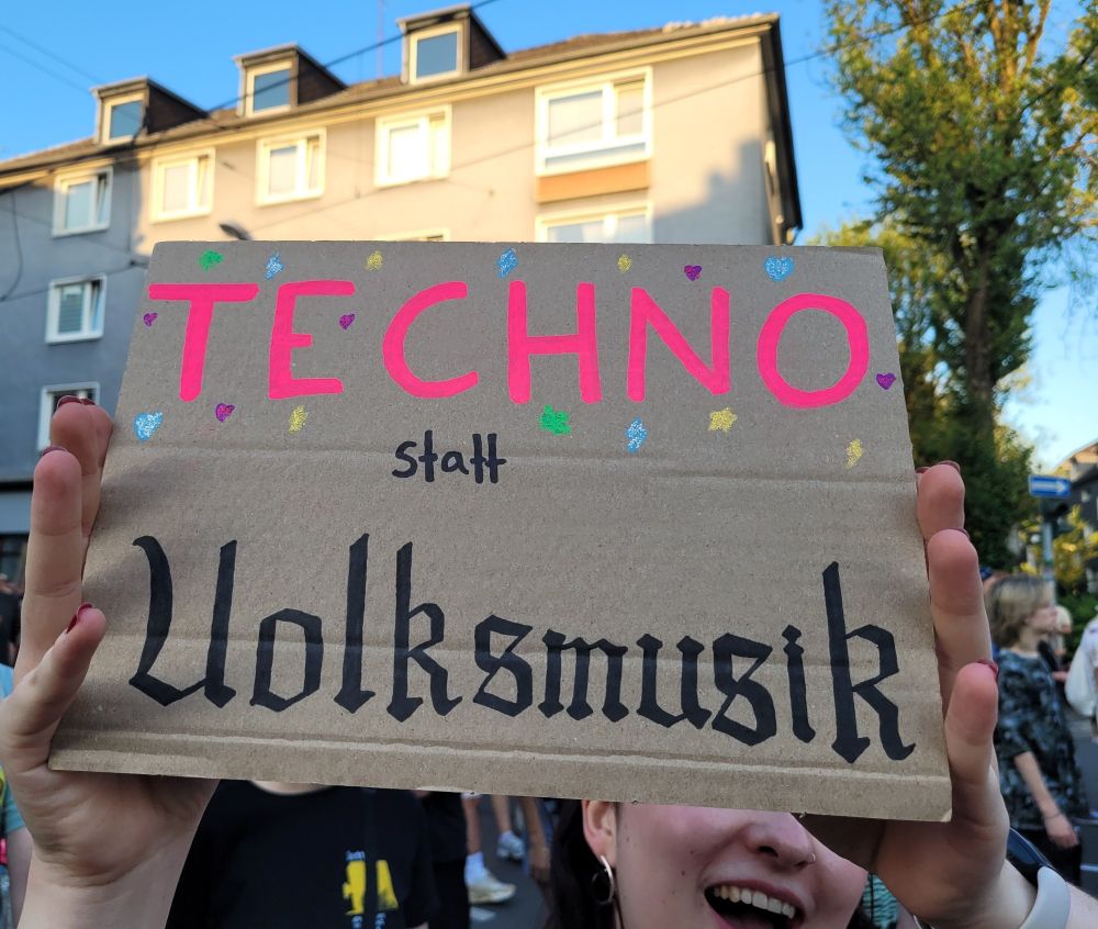 Schild "Techno statt Volksmusik"