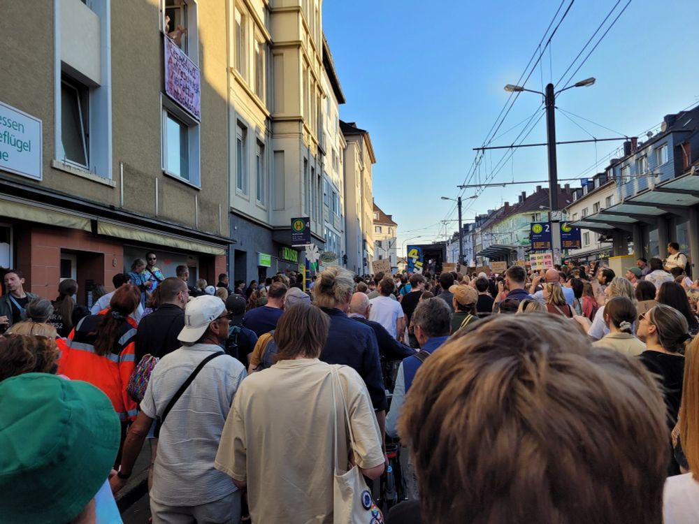 Demo zieht an Fensterbannern vorbei