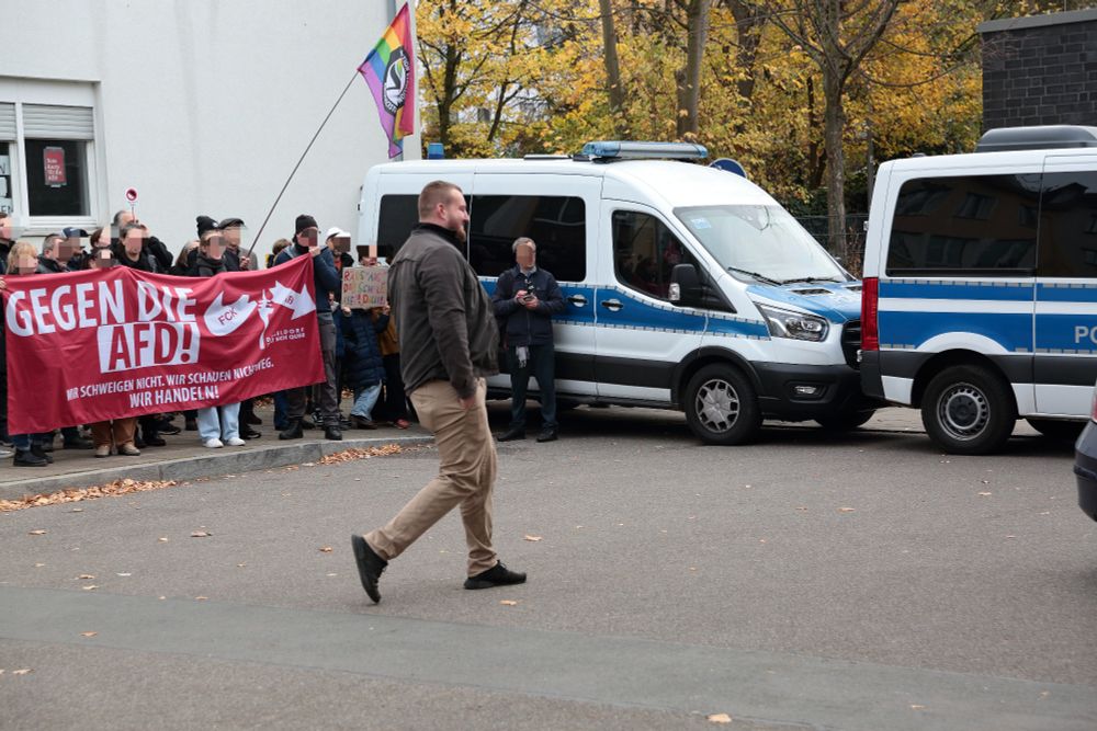Dennis Busch vor dem Gehwegprotest