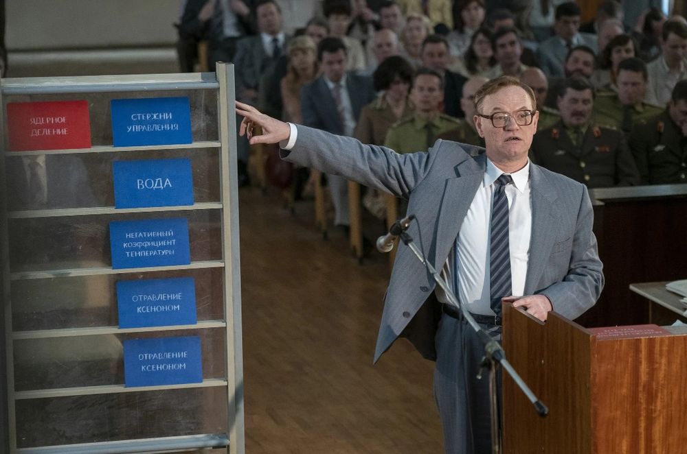 Jarred Harris in Chernobyl explaining how an RBMK nuclear reactor works at a hearing about what went wrong at the Chernobyl power plant