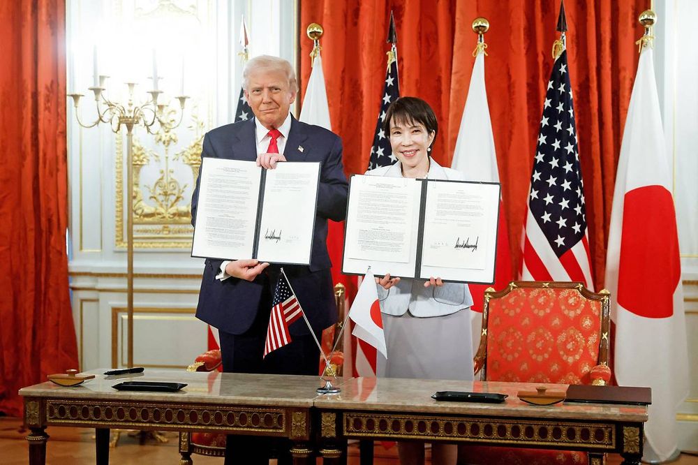 Trump und Takaichi präsentieren ihr unterzeichnetes Abkommen. Die Unterschrift von Trump ist extrem fett und riesig. Die andere Unterschrift erkennt man am Foto kaum.