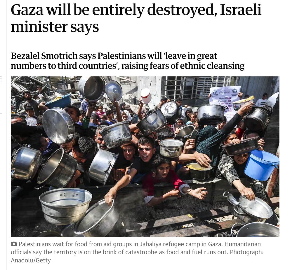 Een grote groep Palestijnse burgers, voornamelijk kinderen en jongeren, houdt potten en pannen omhoog terwijl ze wachten op voedselhulp in een overvolle straat in het Jabaliya vluchtelingenkamp in Gaza. De omgeving toont tekenen van zware verwoesting. 

Boven de afbeelding staat in het engels de tekst "Gaza zal volledig verwoest worden", volgens Israëlische minister'. 