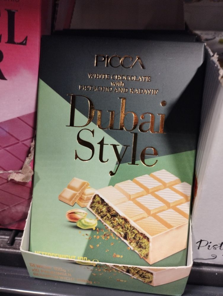Foto da embalagem de dubai style chocolate branco com recheio de pistache