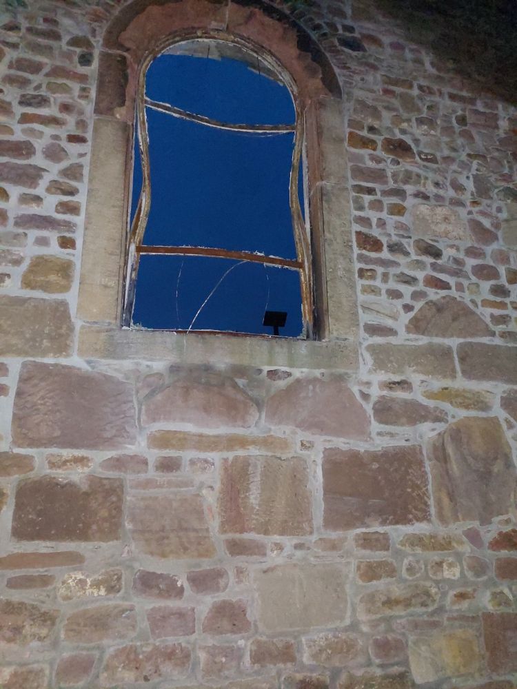 Abgebranntes kirchenfenster ohne scheibe