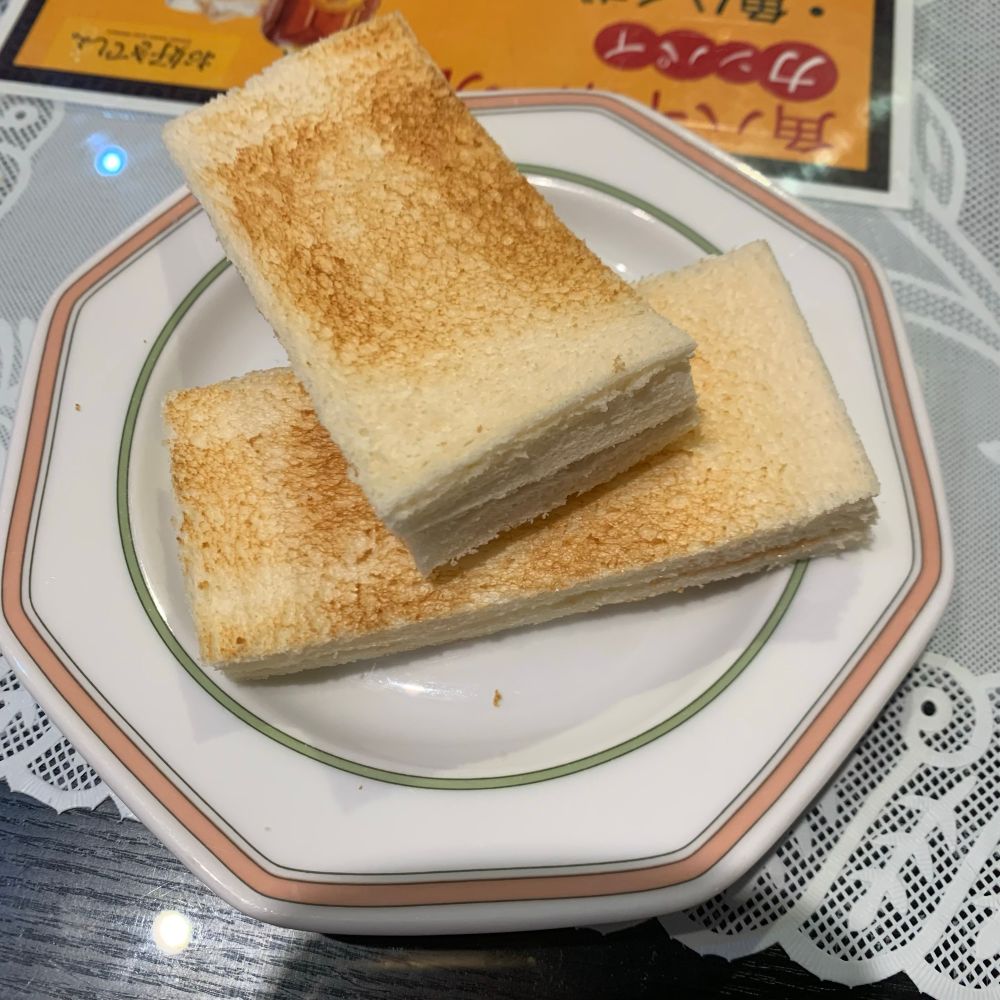 練乳トーストが皿に置かれている。