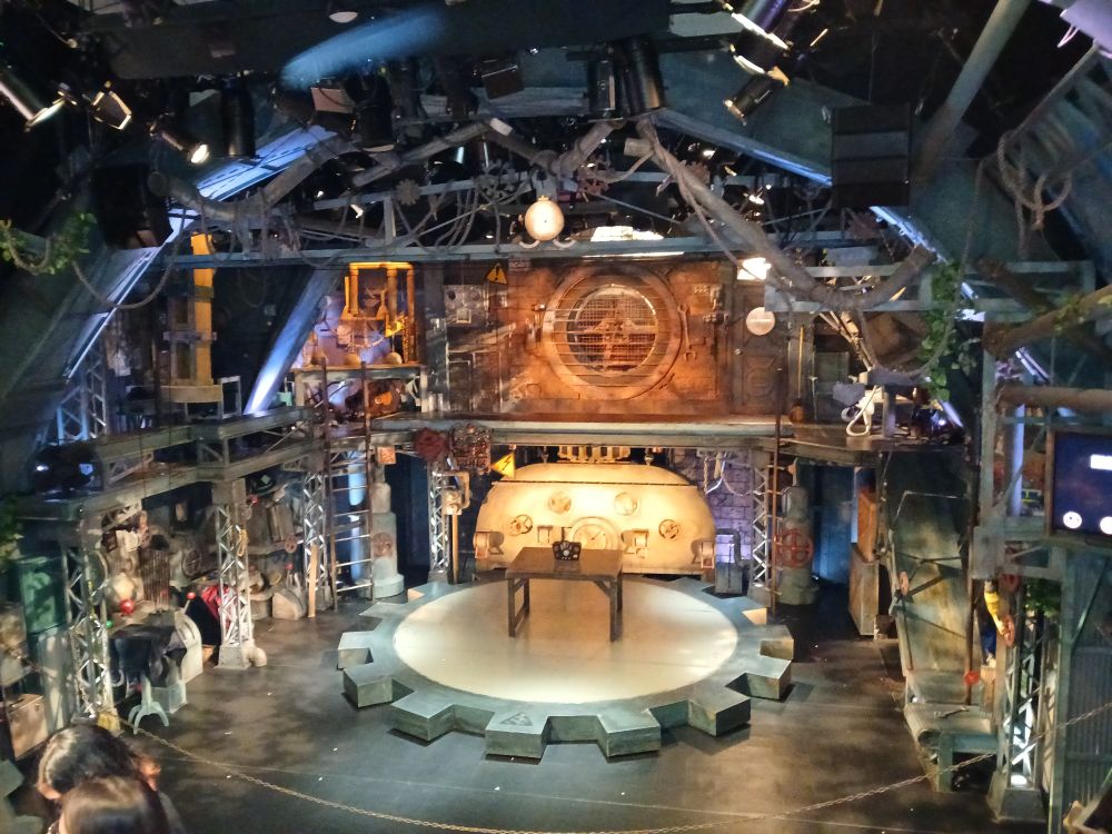 The stage at the start, fashioned after a steampunk factory.