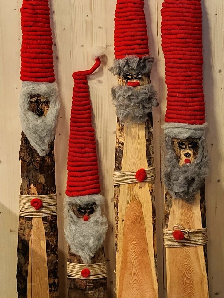 Von uns (Oma, Schwiegertöchter, Enkel) Selbstgestaltete Weihnachtswichtel aus Holz. Sehr hoch (bis 2m) und schmal.
Trotzdem haben die, (aufgrund der Augen aus geteilten Zapfen)eine gewisse Ähnlichkeit mit der Panzerknackerbande 😅
