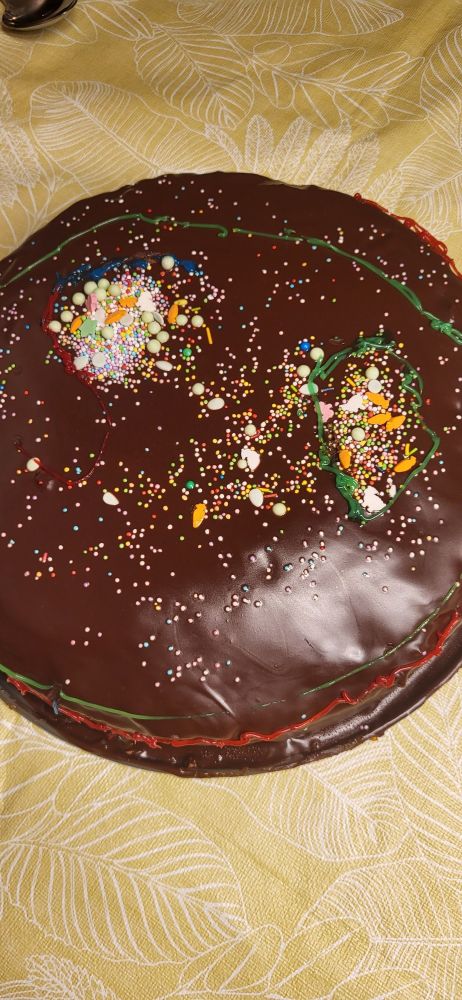 Sachertorte verziert von meiner 5j. Enkelin mit bunten Streuseln und Zuckerschrift