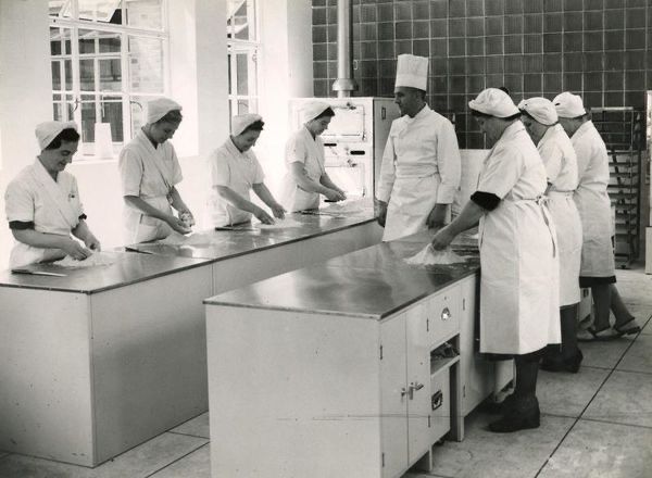 B/W print; trainee cooks making pastry at the Baker Street training centre, by Topical Press, 1949