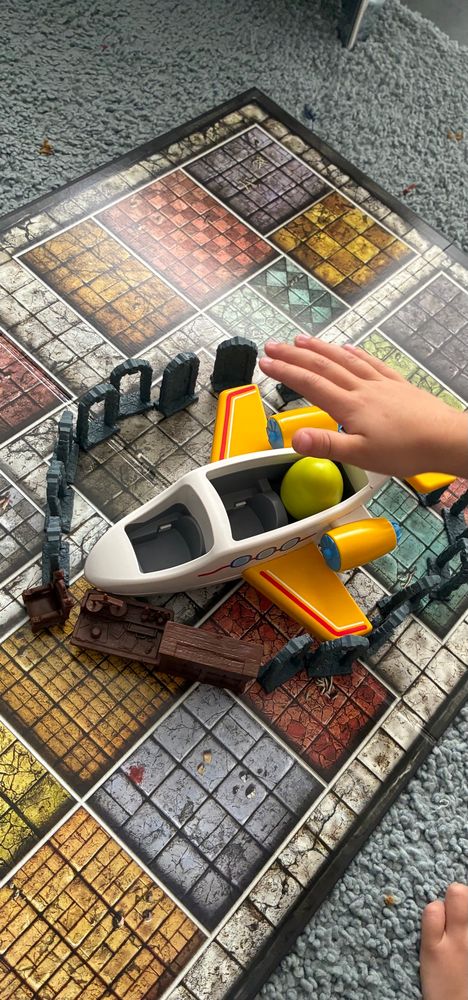 Un tablero de HeroQuest, un avión de playmobil y un huevo. 

Bueno, una maraca con forma de huevo.

Qué más dará 