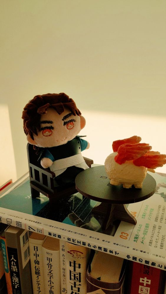 左に友尚ぬい　右に渾沌ちゃんスクイーズ