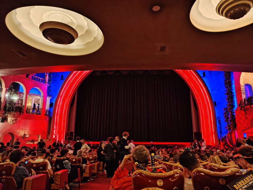 Le grand rex rempli de gens près à voir des nanars