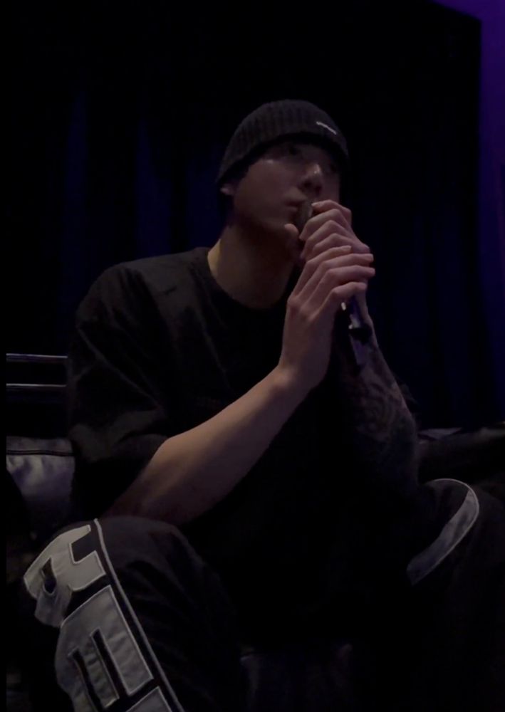Jungkook singing on his Weverse Live.
