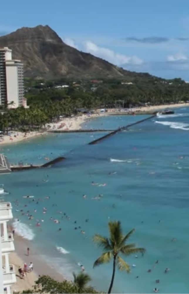 People swimming during tsunami sirens Waikiki July 29, 2025 at 1525.