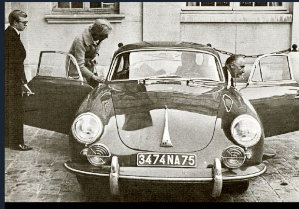 Pompidou arrivant à Matignon au volant de sa Porsche 356