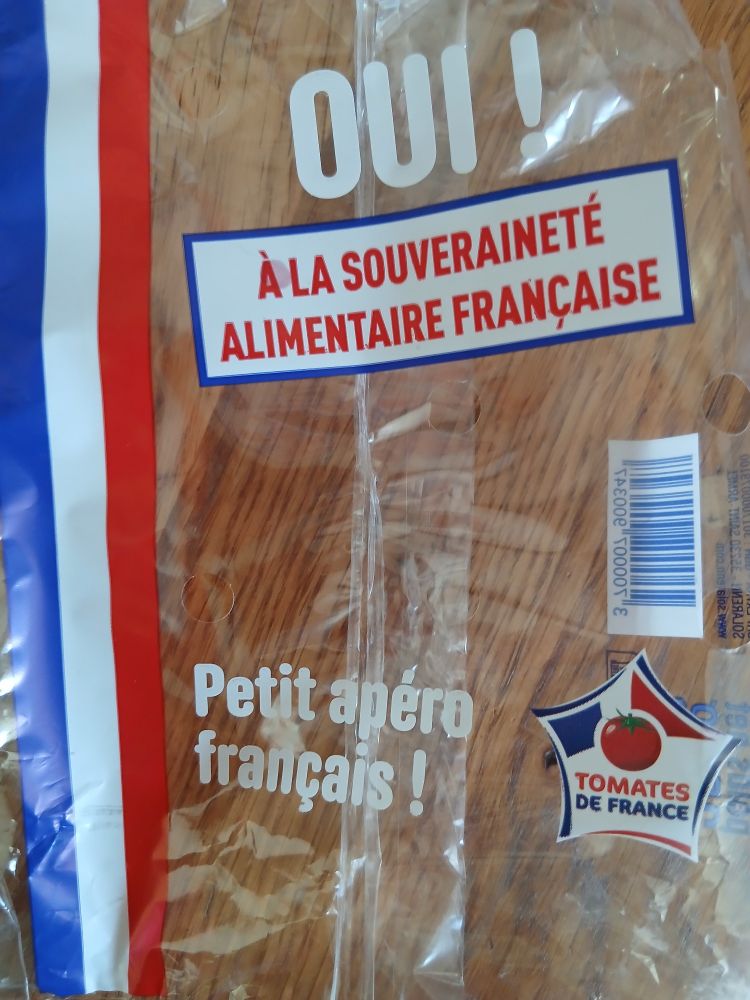 Emballage plastique transparent. A côté d'un long bandeau bleu blanc rouge, il est écrit :
 "OUI! A LA SOUVERAINETÉ ALIMENTAIRE FRANÇAISE" (Lettres rouges sur fond blanc entouré de bleu)
Petit apéro français!
Il y a aussi un logo bleu blanc rouge "tomates de France"