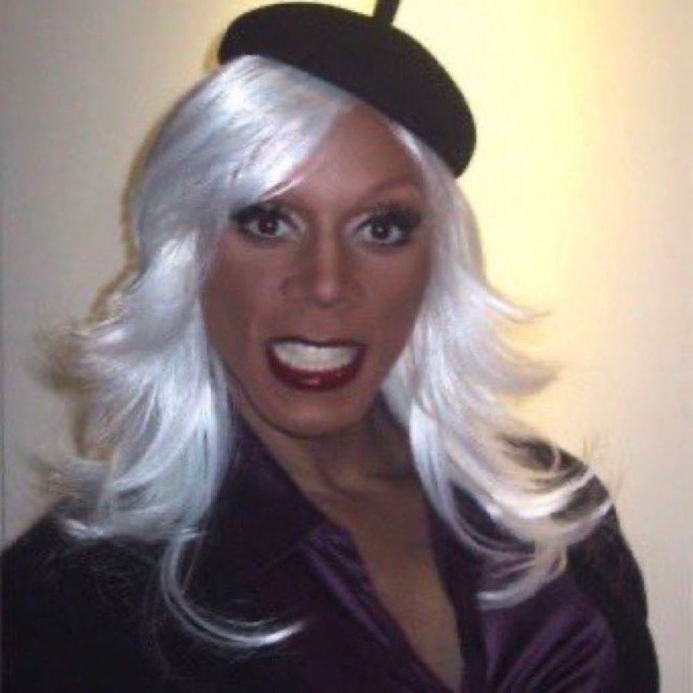 rupaul de boina e peruca prateada