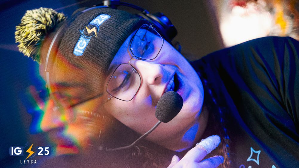 Photo de Bloupeuh à son poste d’ambiançage, sa tete est tourner sur sa gauche, et un effet de prisme au niveau de sa tete reflete son co-animateur Gros Hiken