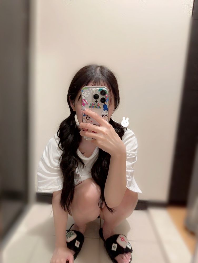しんちゃんのiPhoneケース持って麻雀スリッパ履いたバカ女