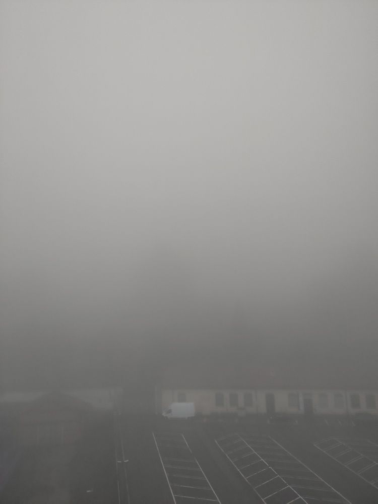 Vista di gran nebbia e pioggia fuori dalla finestra di casa.