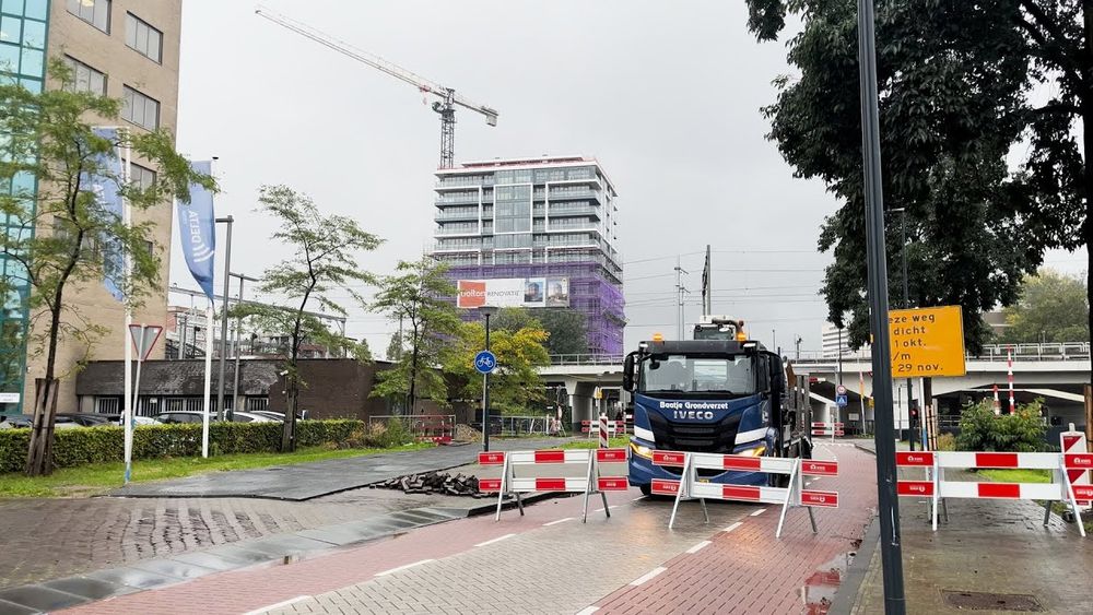 𝗩𝗜𝗗𝗘𝗢 • Verbindingsweg naar Station Schiedam Centrum tot eind november afgesloten
bron: Twee