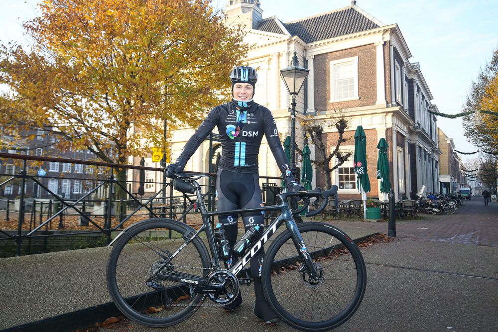 Debuterende Schiedammer Casper van Uden stunt met sprintzege in Giro d’Italia