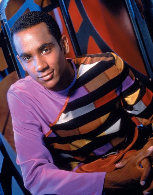 Cirroc Lofton as Jake Sisko from Star Trek: Deep Space Nine wears a very colourful, asymmetrical shirt.