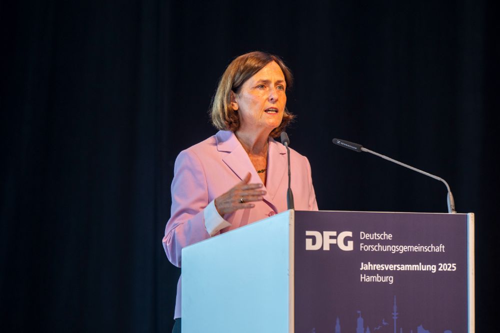 DFG-Präsidentin Katja Becker am Rednerpult auf dem Festabend der DFG-Jahresversammlung in Hamburg.