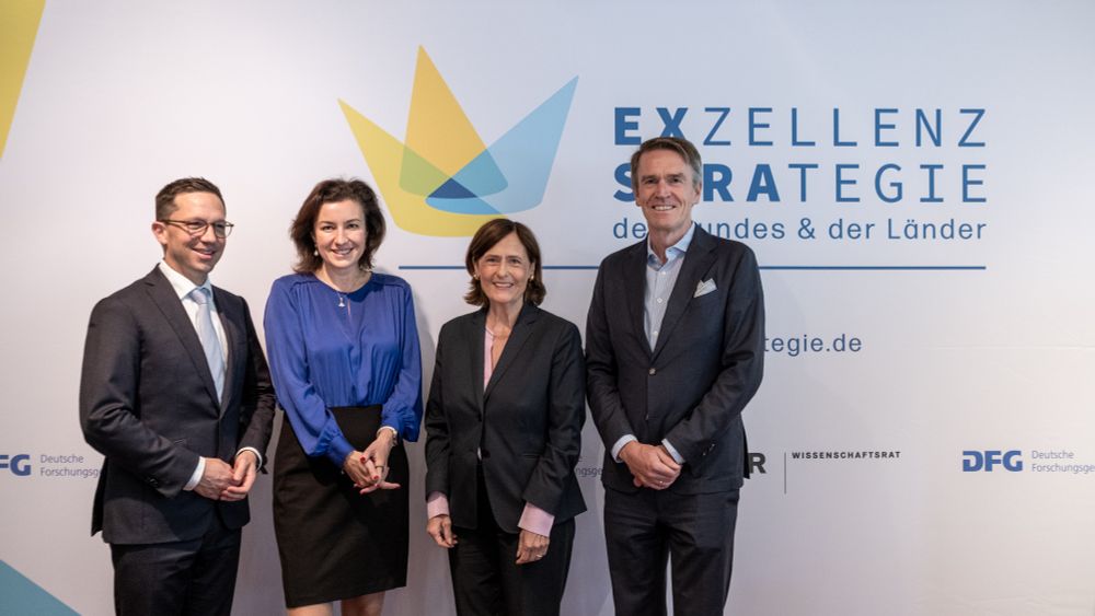 Gruppenbild aus der Exzellenzkommission: GWK-Vorsitzender Falko Mohrs, Bundesforschungsministerin Dorothee Bär, DFG-Präsidentin Katja Becker, Wissenschaftsratsvorsitzender Wolfgang Wick.