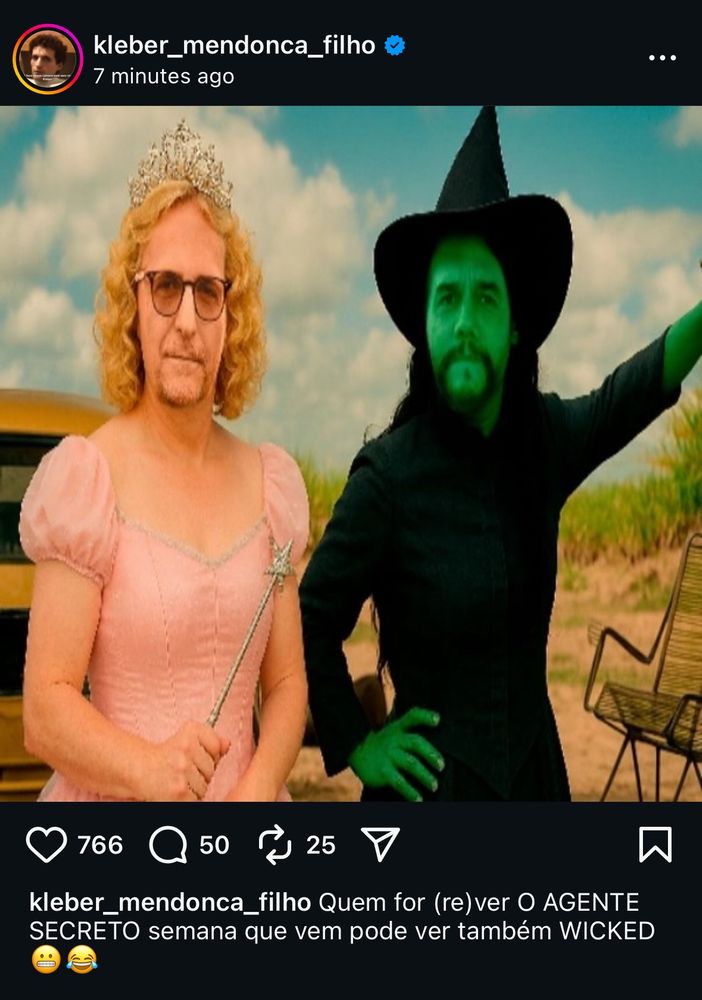 Print de uma foto do diretor Kleber Mendonça vestido de Glinda e Wagner Moura vestido de Elphaba