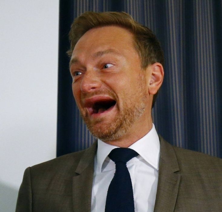 Christian Lindner lacht mit offenem Mund aber hat keine Zähne. Creepy as fuck.