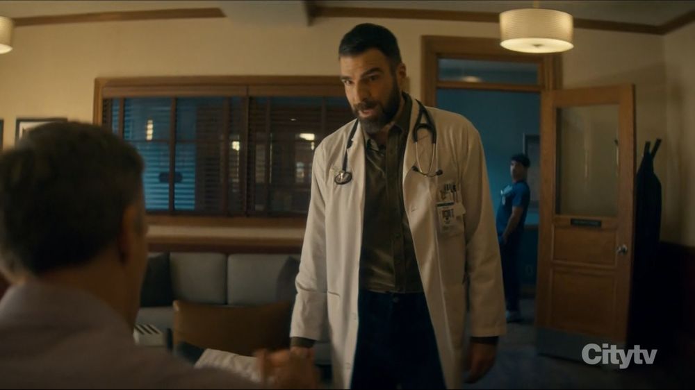 Screencap from episode 207: Wolf asking Nichols for a consultation about Tom's case and casually mentioning that he's his ex. In the background Nico roaming around in front of Nichol's office to eavesdrop on the pair.