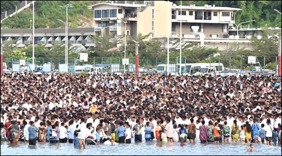 Massentaufe auf Bild gebannt. Körper an Körper teilweise im Wasser stehende Menschen, die auf ihre Taufe warten.