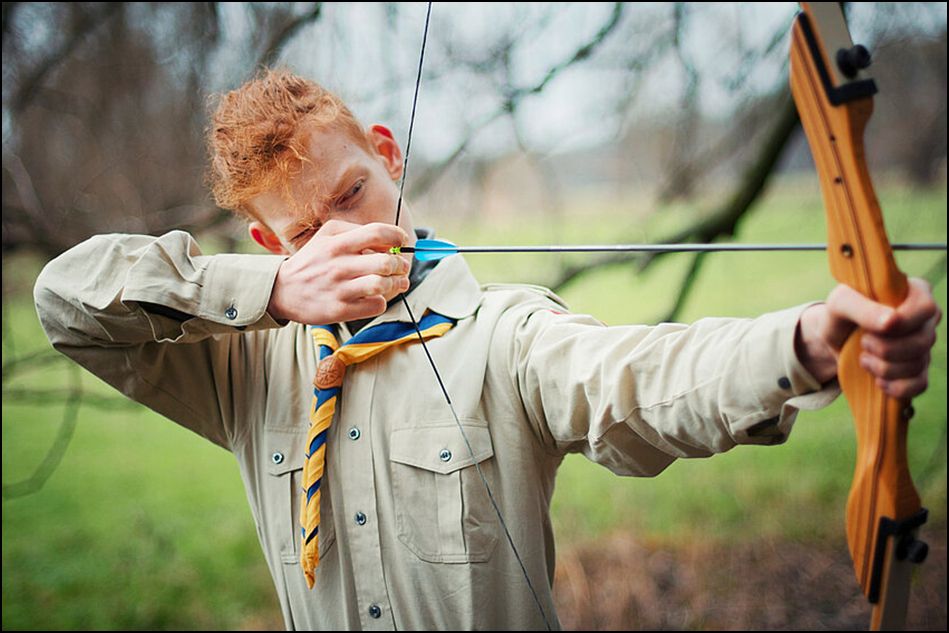 Pfadfinder, der einen Bogen spannt.