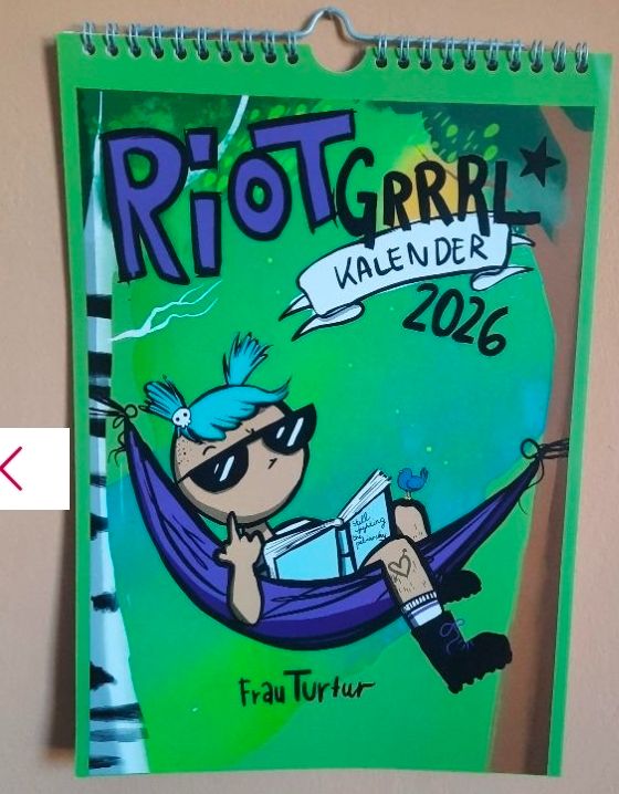 Abgebildet ist das Deckblatt des Riot Grrrl* Kalender 2026

Bunte Zeichnung. In einer Hängematte liegt eine Person mit Zöpfen und Sonnenbrille. In einer Hand hält diese ein Buch und die andere Hand besteht aus einem gestreckten Mittelfinger. 