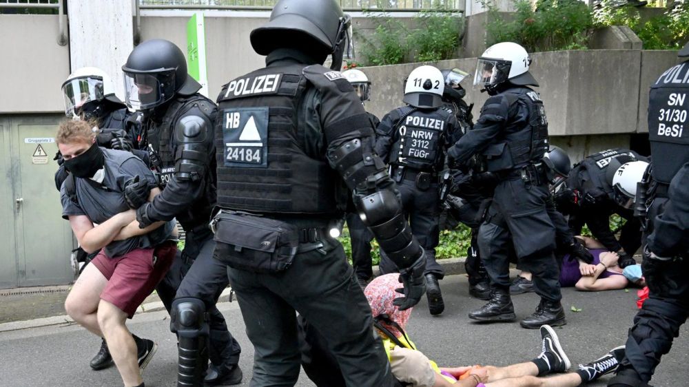 Mehrere Festnahmen: Zwei Polizisten bei Anti-AfD-Protest schwer verletzt