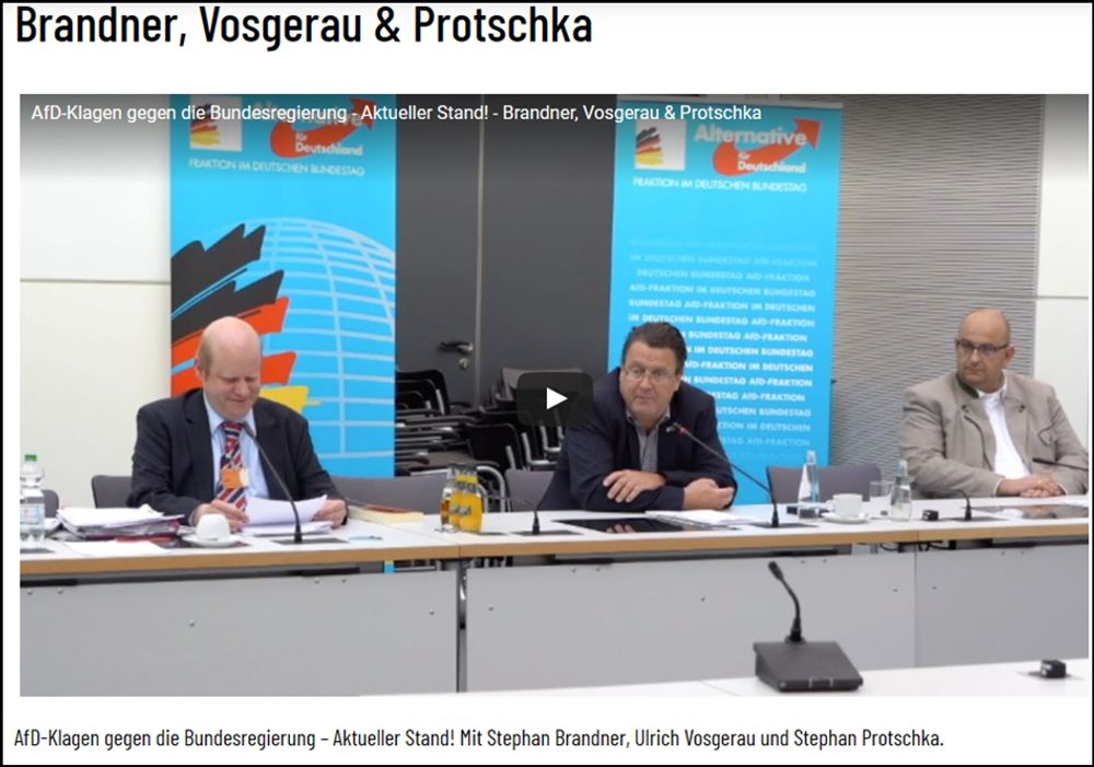 Hinter einem langen Tisch mit Mikrofonen und Getränken sitzen von links nach rechts Ulrich Vosgerau, Stephan Brandner und Stephan Protschka. Im Hintergrund ist ein Banner der AfD zu sehen.