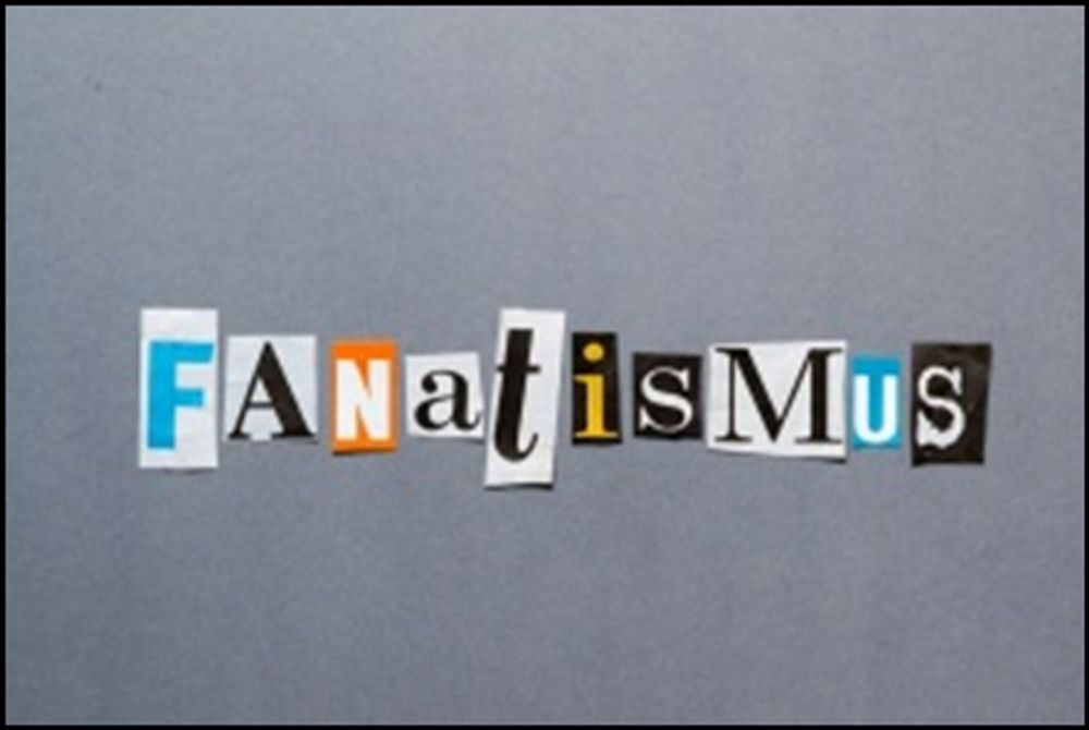 FANATISMUS: die einzelnen Buchstaben auf grauem Grund sind aus der Zeitung ausgeschnitten.