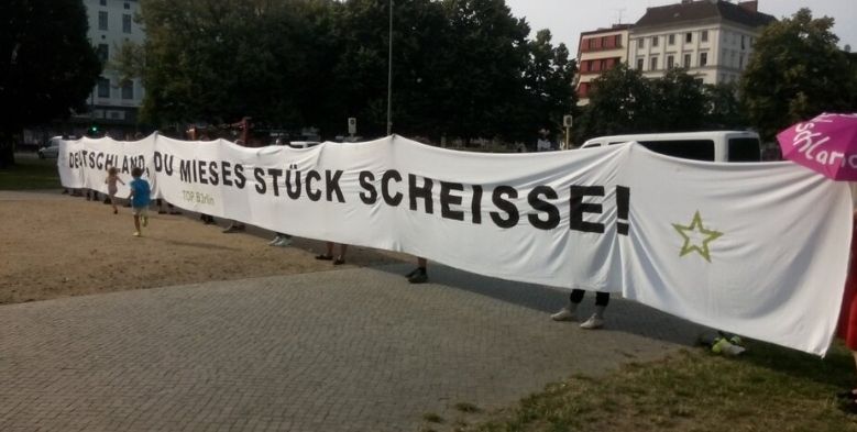 Ein weisses Transparent mit dem Aufdruck 