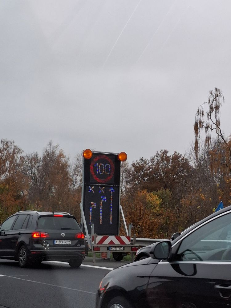 Spurverengung von drei Spuren auf eine auf der Autobahn 