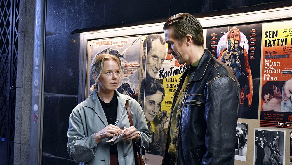 Le couple des Feuilles mortes d'Aki Kaurismäki dans un cinéma. 