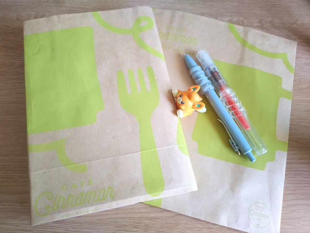 持て余していたカフェシナモンの紙袋でブックカバー作った