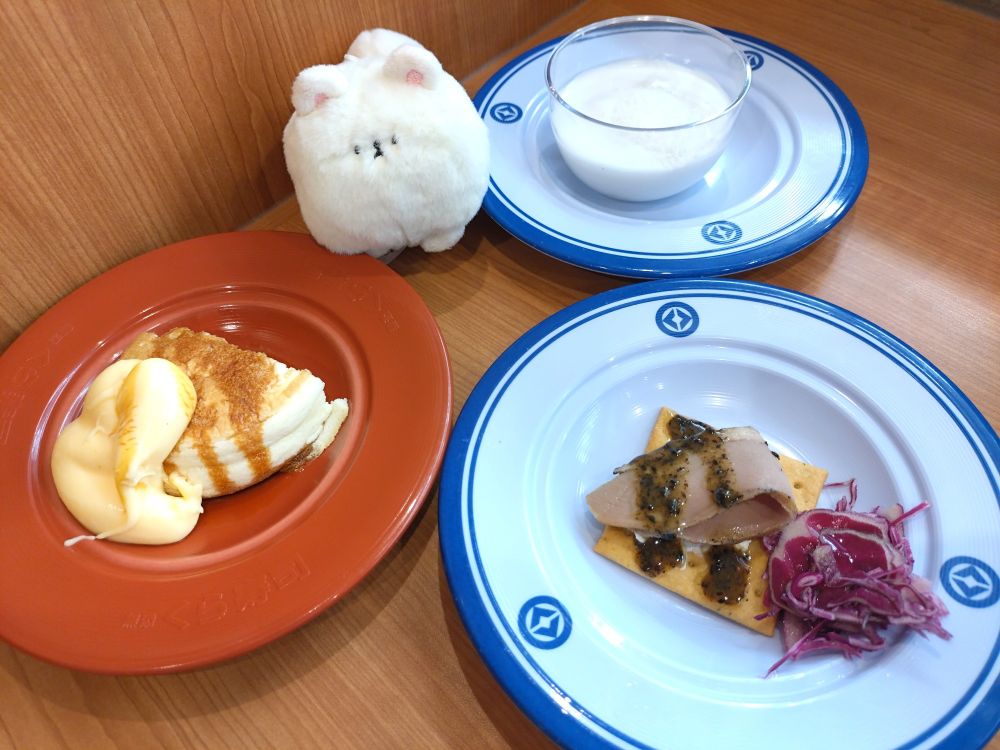 期間限定で全国展開の海外メニュー3品
🇭🇺鴨のロースト トリュフソース(ハンガリー)
お肉さっぱり食べやすくてクラッカーの塩気とチーズも トリュフ味どんな……？ とにかく美味しかった！
🇲🇬マダガスカルバニラパンケーキ(マダガスカル共和国)
シロップ敷かれてて程よい甘さ。カスタードも美味しい〜！一皿ぺろっと食べられた🥞

🇵🇼アホ ヨーグルトみたいな見た目なのに甘くない！ドーナツにかかってる白い粉ともちもちタピオカ？さっぱり不思議な味 分からないって面白い！