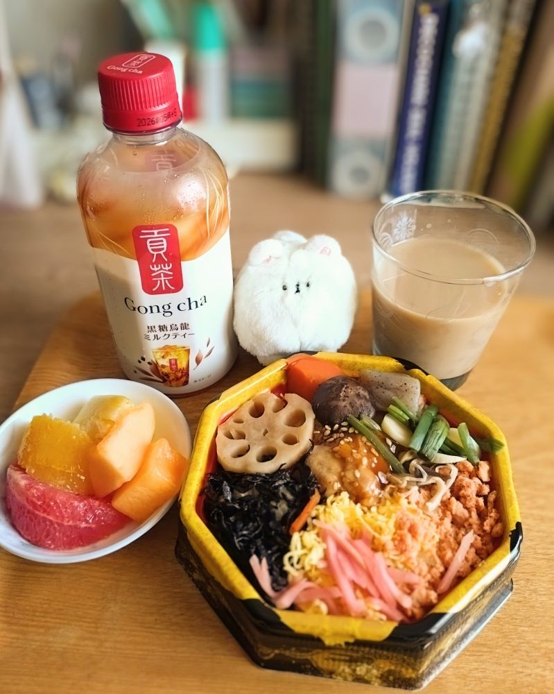 ゴンチャ×セブンコラボ 黒糖烏龍ミルクティー、鶏茶飯のお弁当とカットフルーツ
